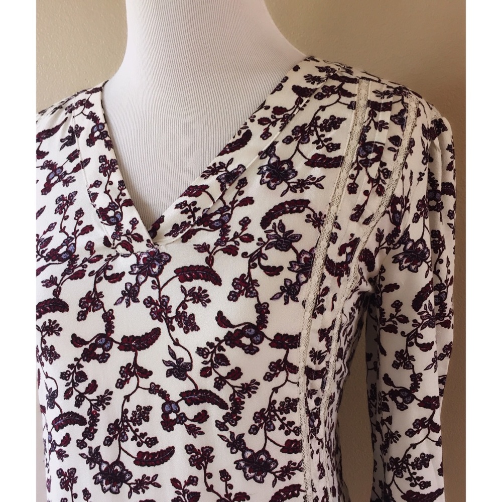 🆕 Hinge Lace Stripe Ivory Ferns Floral V-Neck Top